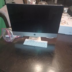 Apple Desktop With Keyboard 