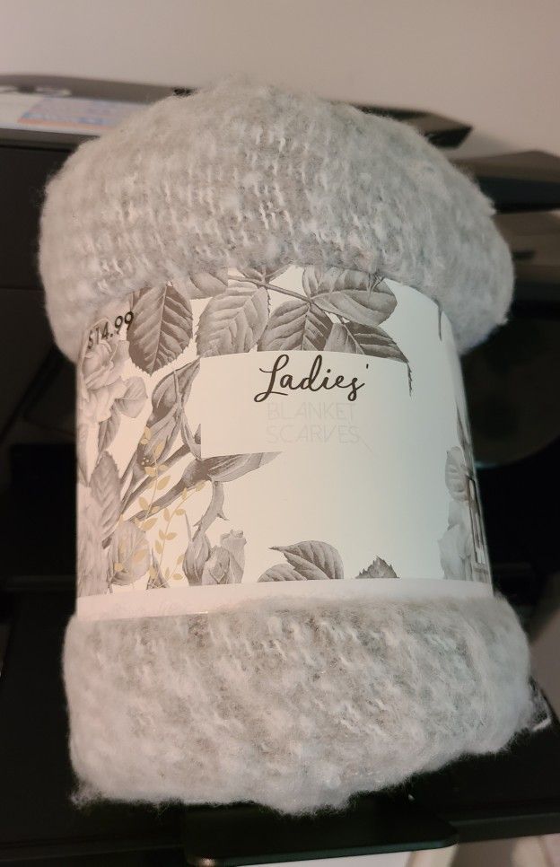 LADIES  FRINGED SCARF *NEW*