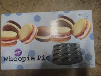 Wilton Whoopie Pie 2-Piece Baking Set