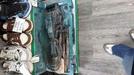 Makita HM1307C 35 lb. Industrial Demolition Hammer