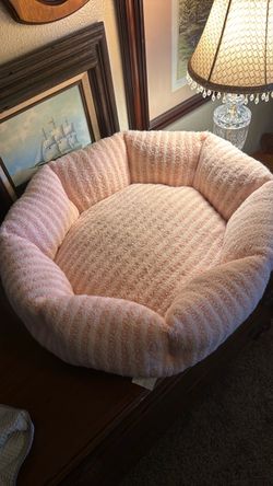 Small Round Plush Pet Bed Pink