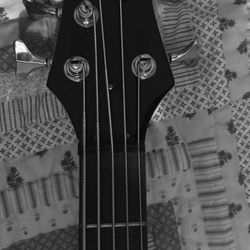 Bajo Negro de 5 Cuerdas ($ 130.00  dlls.) 