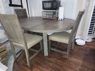 Expandable Table with Chairs