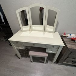 Makeup vanity with drawers
