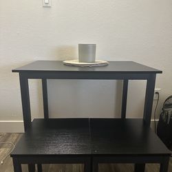 Small Dinning Table With 2 Stools. 