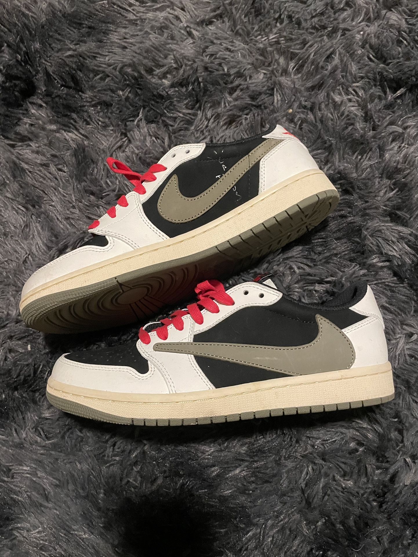 Travis Scott Jordan 1 Low 