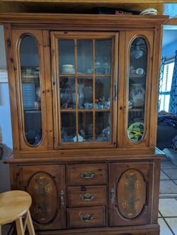 China Cabinet Hutch