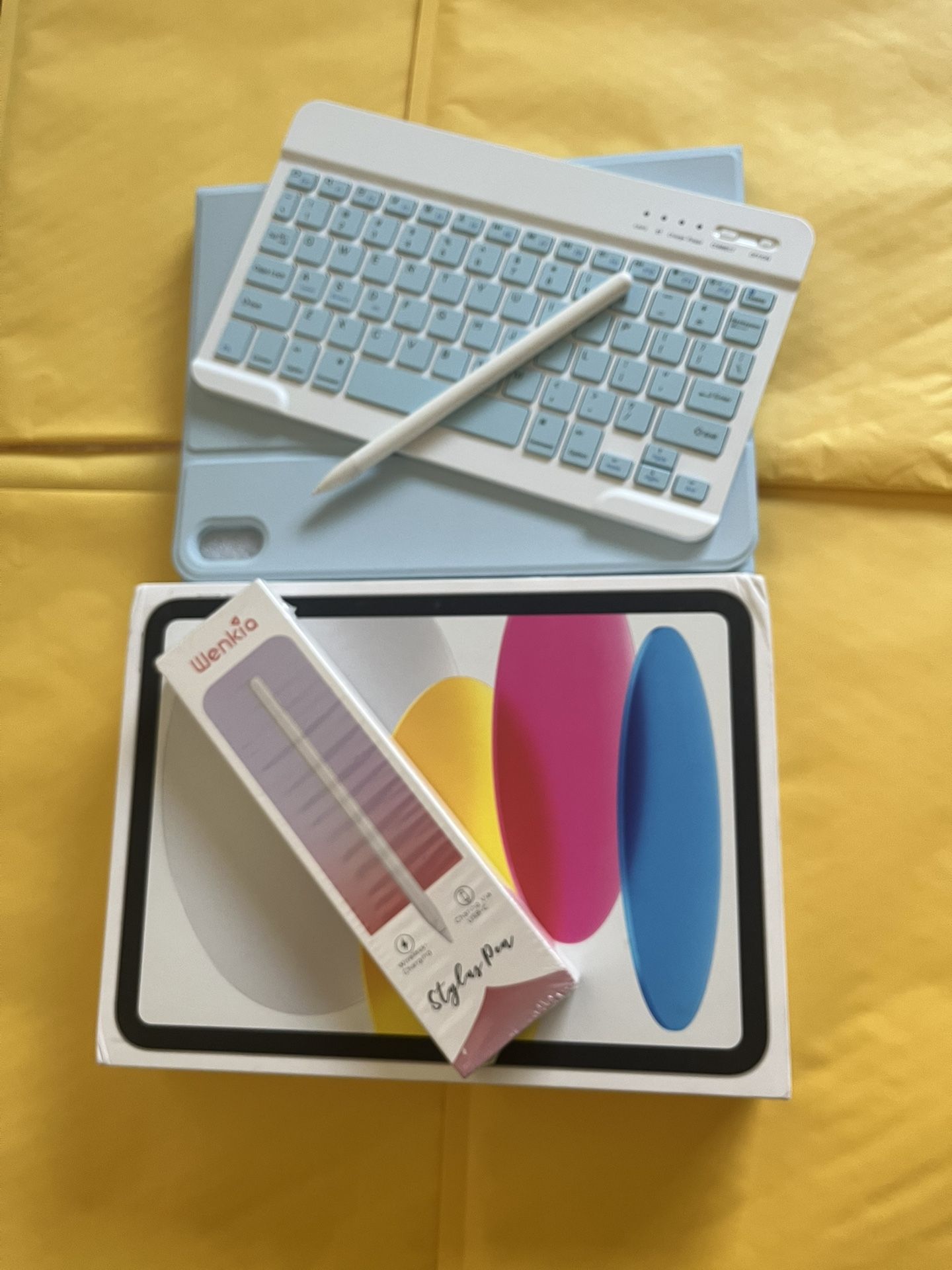 Apple iPad 10th Generation (2022 model /new sealed ) 256gb with Pencil, keyboard & Case 