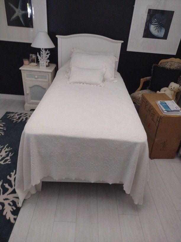 Twin Bed With Frame And Headboard Like New Bed Linen Included 