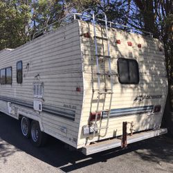 Vacationeer 5th Wheel trailer livable