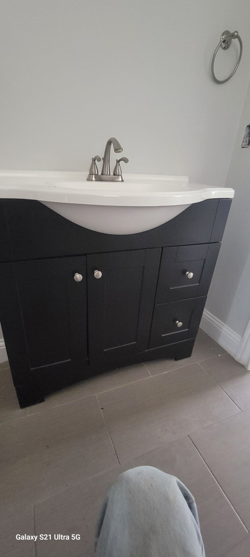 Bath room cabinet with mirrior