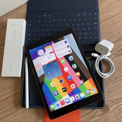 Apple iPad 8th Generation 32GB (Latest iOS 26) Logitech Keyboard case , Pencil & charger