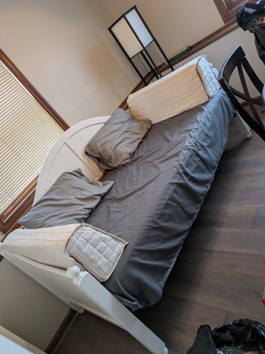 Day Bed, Bob-o-pedic Mattress