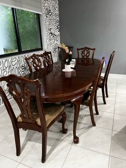 Dinning table - free