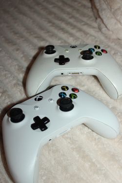 XBOX ONE CONTROLLERS (2)