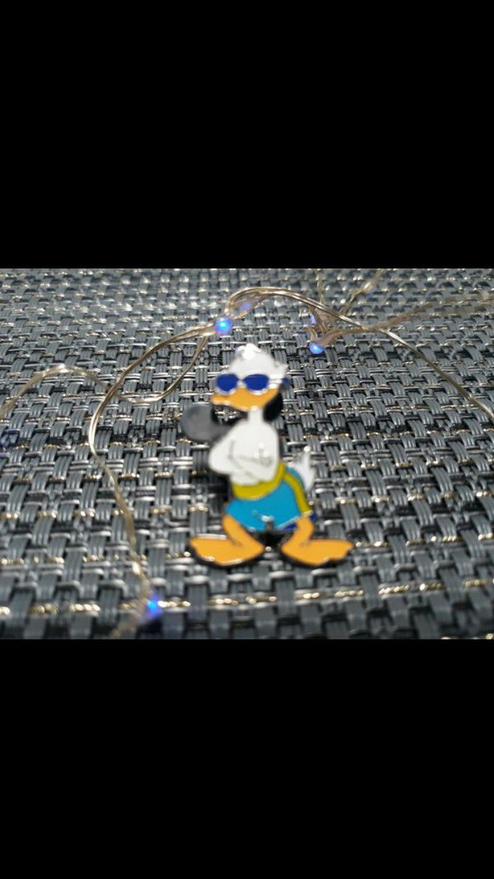 Disney trading pin Donald duck sunglasses and shorts pin for Disneyland landyard