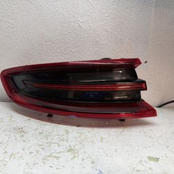 2015 2018 Porsche Macan LED Right Side Tail Light Used OEM 011.499-03 DAMAGED