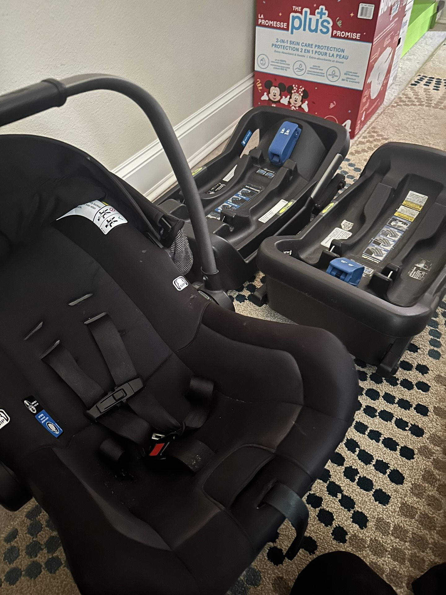 Nuna Baby Car Seat With 2 Base