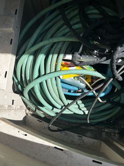 Free hose and 4 large resin planters