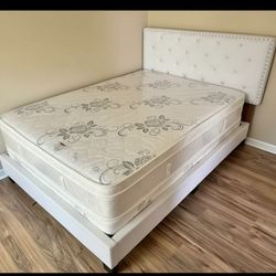 Estructura de cama tamaño king con cabecero y colchón.