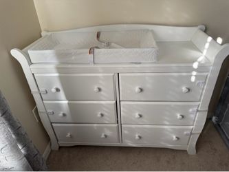 White Baby Changing Table / Dresser with Changing Pad