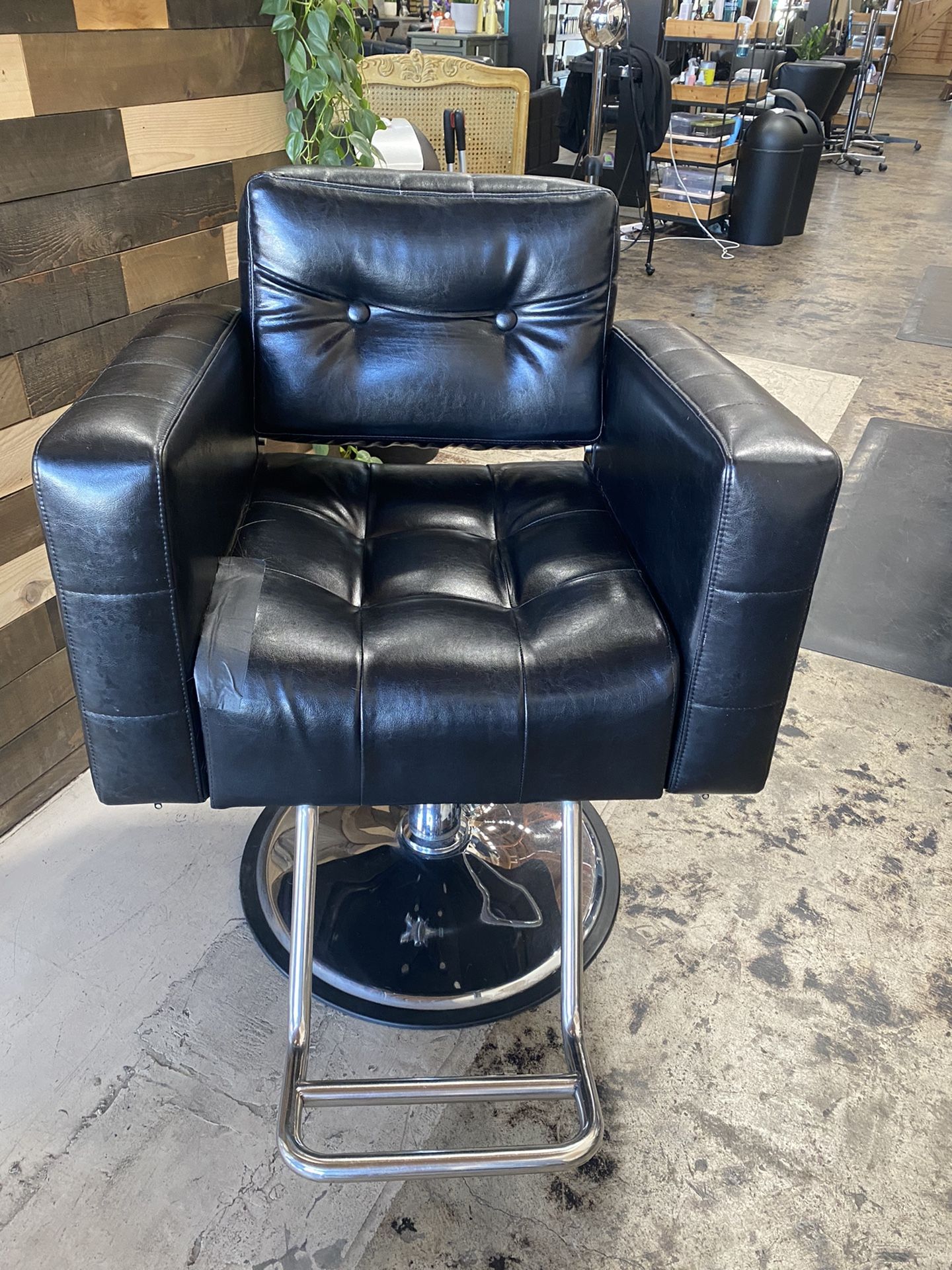 Minerva Black Salon Styling Chair