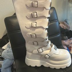 White Moon Boots Size 6-7