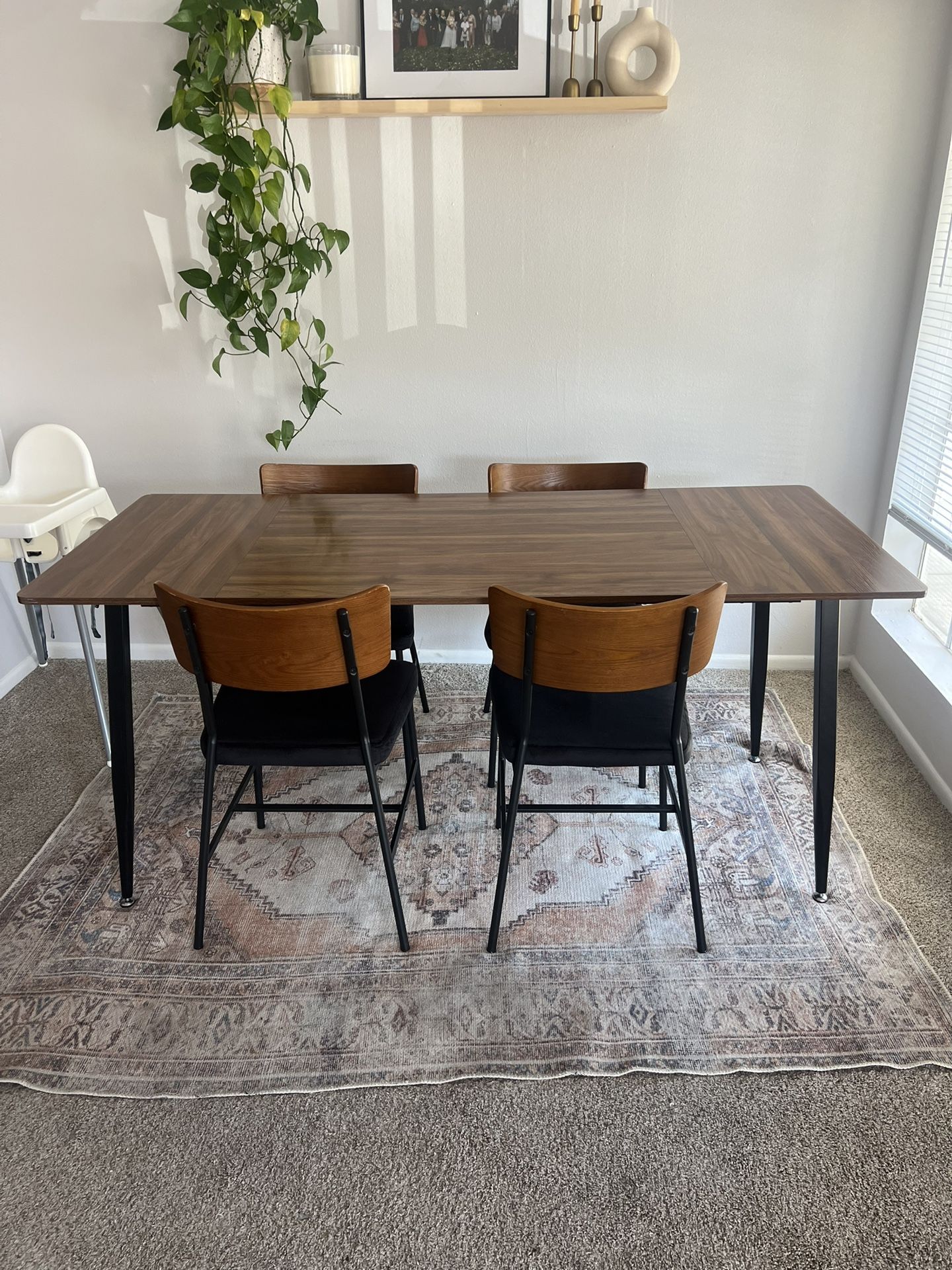 Dinning Table And Chairs 