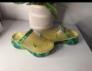 Women’s Crocs Classic Platform  Size 11