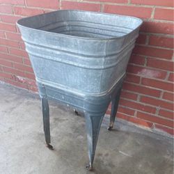 Vintage Galvanized Metal Washtub In Legs 