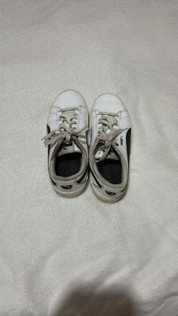 Barely worn puma shoes. The only worries I have is the souls are a little yellow.