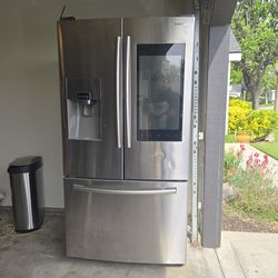 Samsung Family Hub Smart Fridge – Touchscreen – Ice/Water – Clean & Works Great