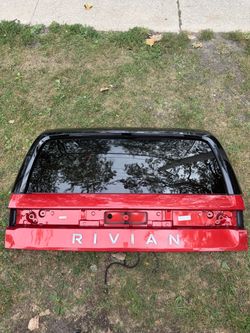 Rivian R1S Upper Liftgate