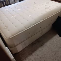 Queen matress/boxframe