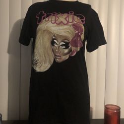 Drag Queen https://offerup.com/redirect/?o=TWVyY2guQ29t Trixie Tshirt Size Small 100% Cotton Soft 
