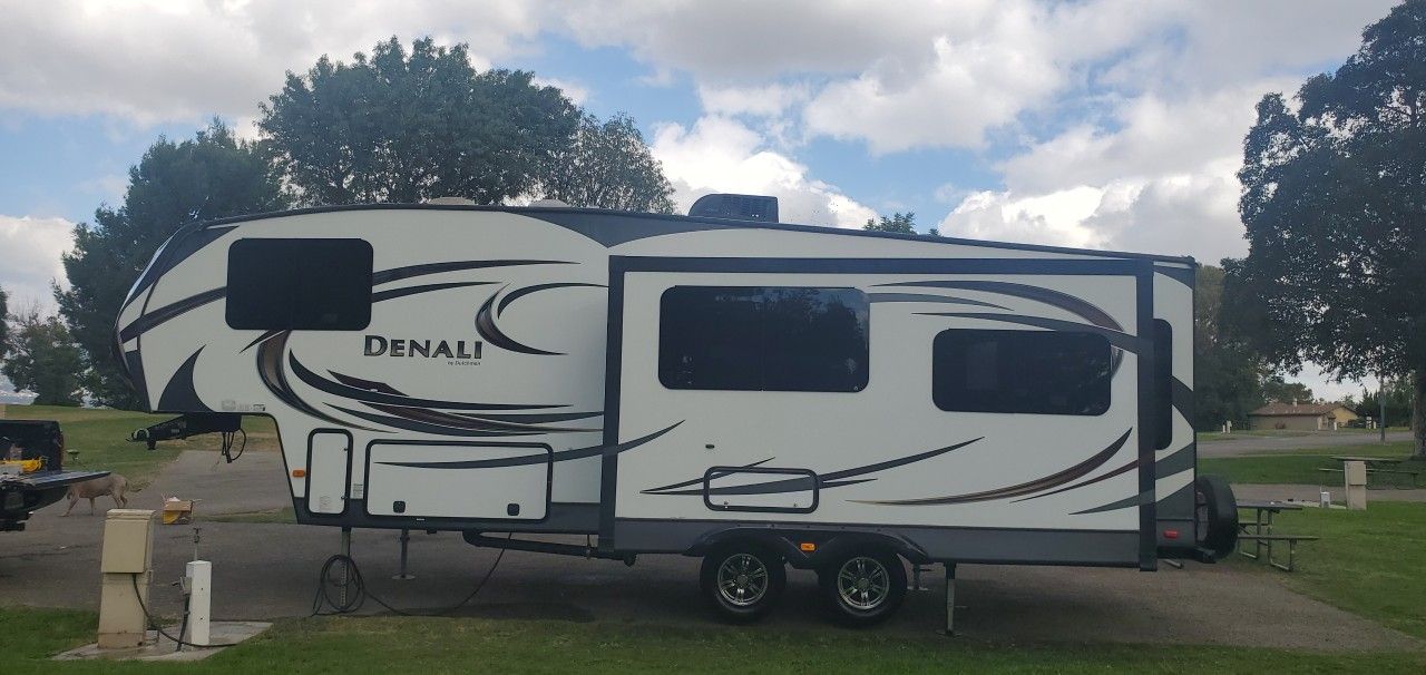 2014 Dutchmen Denali 5th Wheel Travel Trailer