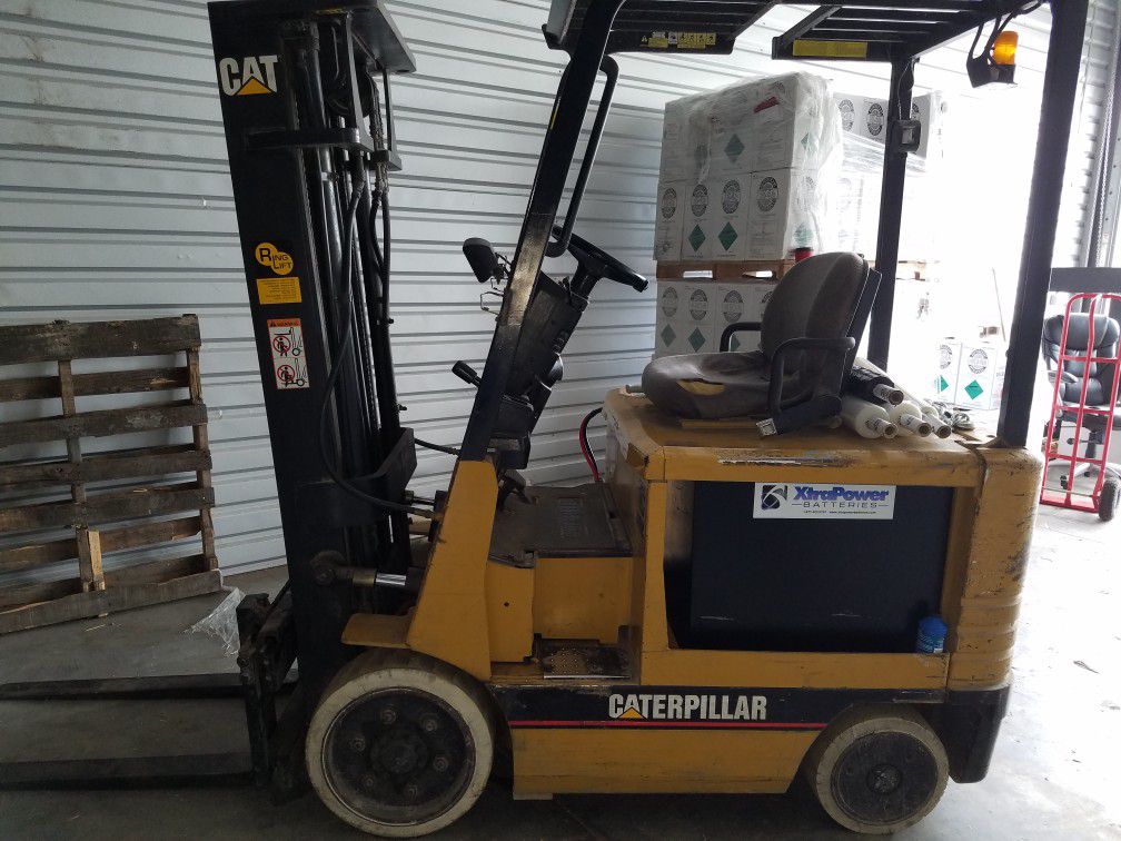 Forklift Caterpillar 5500lb. Electric