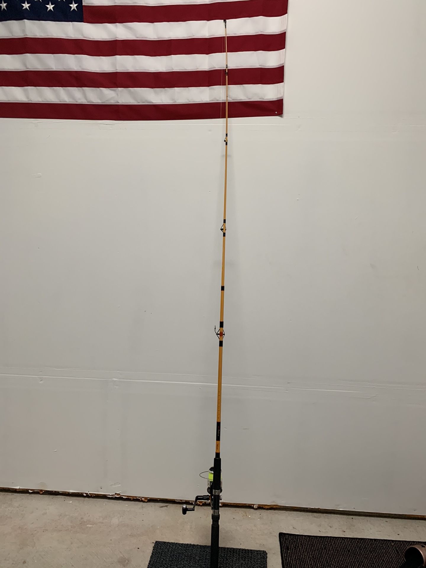 Old yellow spinning Rod and Reel with 15lb yellow line