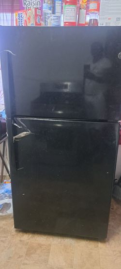 Moving out of state and selling cheap this Refrigerator