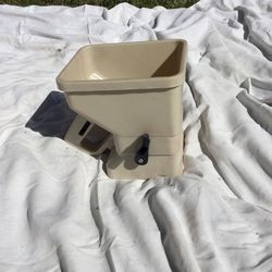 Hand Held Fertilizer And Grass Seed Spreader.