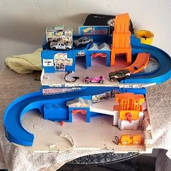 USED HOT WEELS DISPLAY  VINTAGE  WILL DELIVER DEPENDING WERE YOUR LOCATED AT 