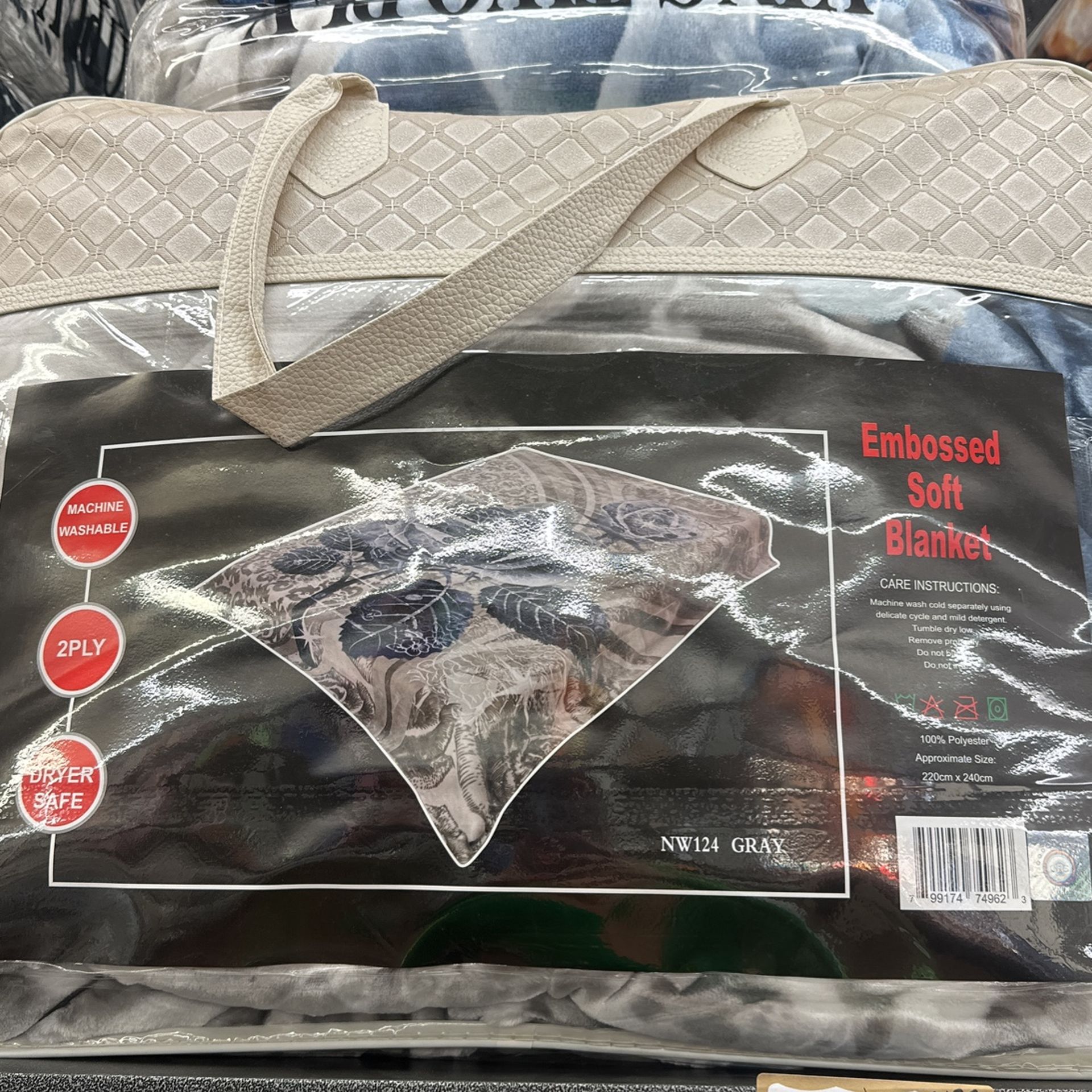 SUPER SOFT AND WARM BLANKET