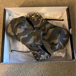 Size 8.5 Army Camouflage/Gold Heels