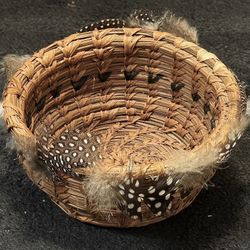 🟤 Vintage 6” inch Handcrafted Native American Feathered Basket