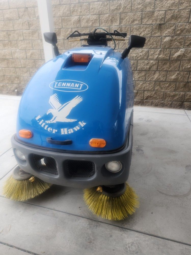 Tennant Litter Hawk Ride On Sweeper / Vacuum