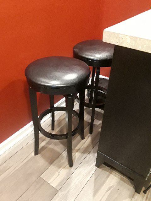 Rotating Black bar stools