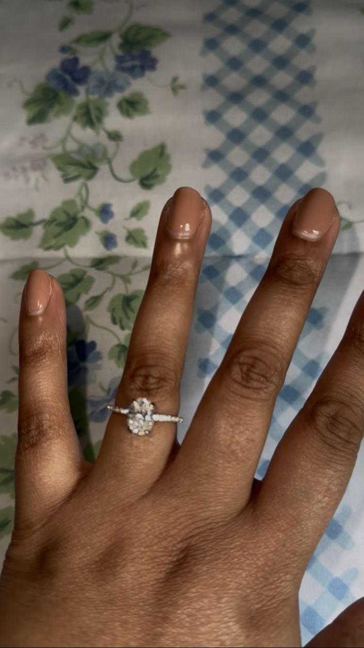 ❤️🔥2ct beautiful oval moissanite engangement ring with cz stones on the band ‼️ 💍 size 7