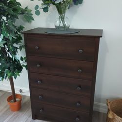 Beautiful Dark Wood Dresser (Excellent Condition!)