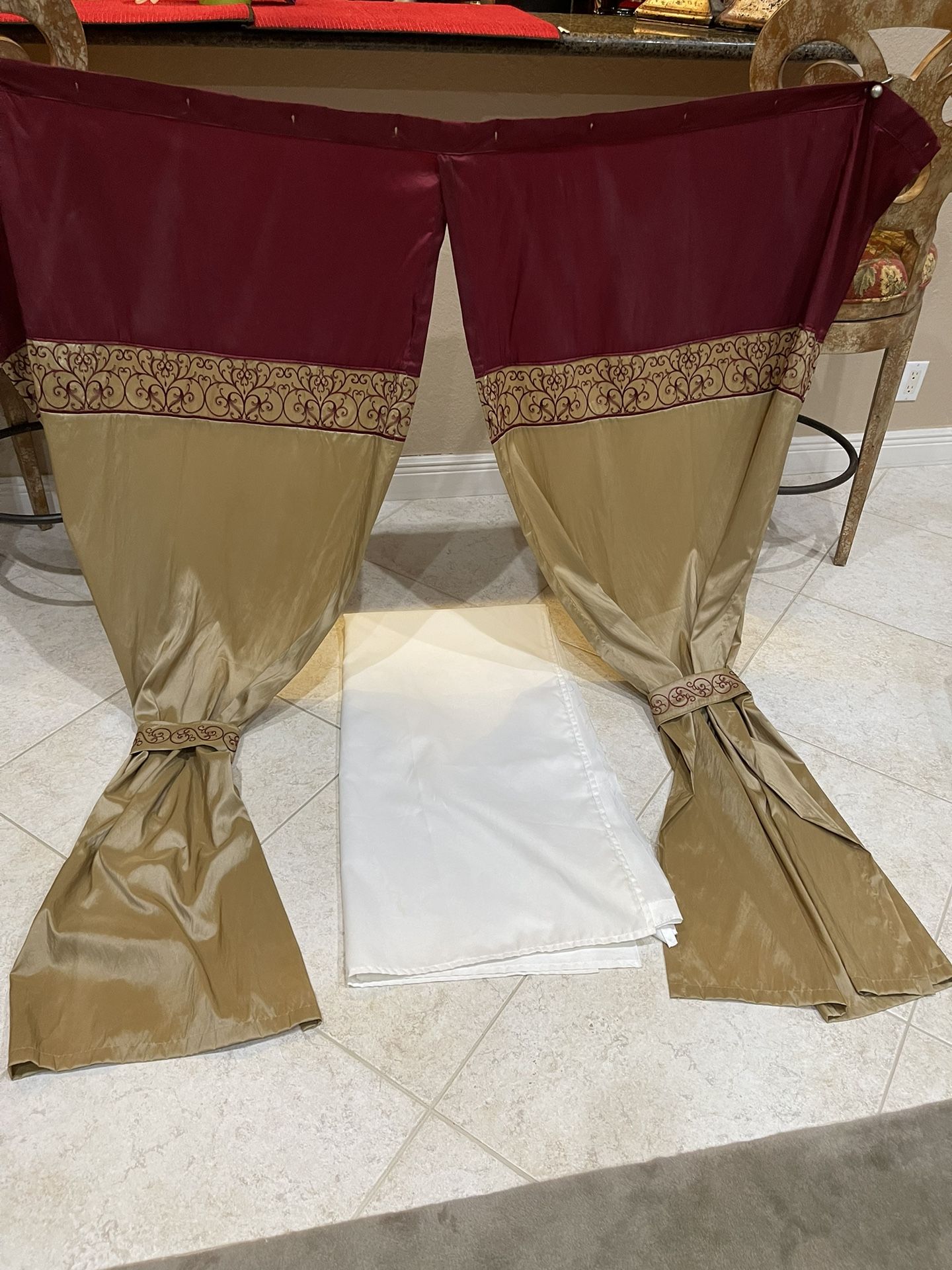 Chris Madden Burgundy and Gold Shower Curtain With Tiebacks and Fabric Liber