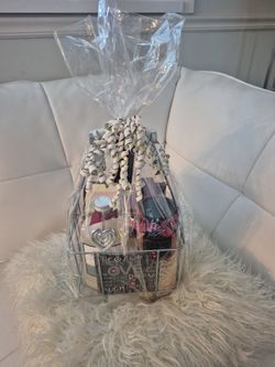 Mother's Day Gift.  Has Diffeent Natural Soaps.  Sea Special Salts,rRelax Candle,Theraphy Bubles, And Differet Sponges.